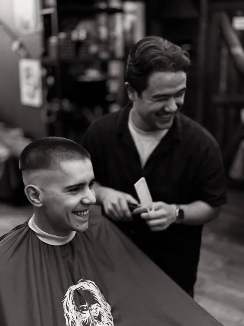 Мастер и клиент — атмосфера барбершопа